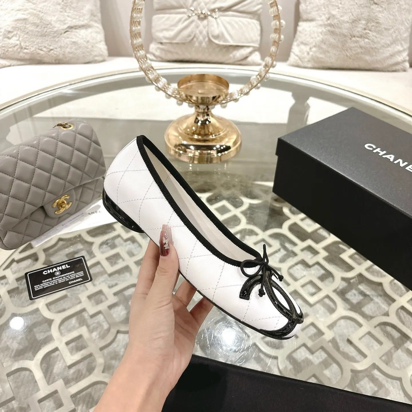 👟👟Ex-factory price 540👟👟 [Purchase-level quality] CHANEL Xiaoxiang 25/A new summer bow-tie shoes 💃 This pair of "dancing shoes" is really breathtakingly beautiful! Made of cowhide fabric + exquisite electric embroidery, every detail exudes a sense of high-end ~ classic bow design, Italian genuine leather sole, comfortable and elegant on the feet, a perfect must-have for fairies!  🌟 All counters are from the same source! All materials are customized according to the original 1:1, and are developed and patterned from genuine products. The quality is absolutely assured ~ a classic that must be bought every year, a versatile artifact that looks great whether paired with skirts or jeans!  💖 The perfect finishing touch for summer outfits, sisters, just do it! 👉 Fabric: Imported sheepskin Lining: Imported sheepskin Outsole: Private molded outsole Size: 35-40 Leather surface